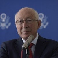 Ken Salazar llama a abordar con seriedad la "disputa" por tema energético para su solución expedita