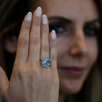 Raro diamante azul brilla en una exhibición en Abu Dabi
