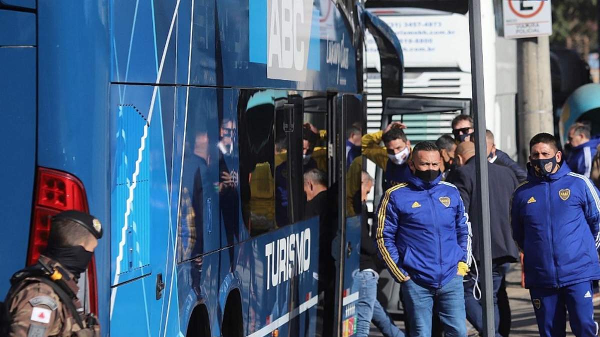 El plantel de Boca Juniors en Brasil antes de dirigirse al aeropuerto de Belo Horizonte. Fuente: (Twitter)