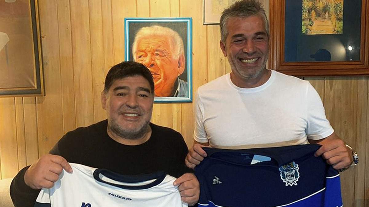 Diego Maradona junto al por entonces presidente de Gimnasia y Esgrima de La Plata, Gabriel Pellegrino, cuando acordó su llegada al Lobo.