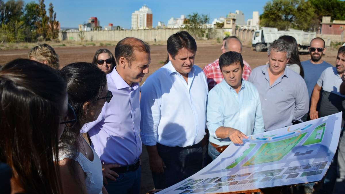 Gutiérrez y Gaido en el futuro gran parque. Fuente: (Twitter)