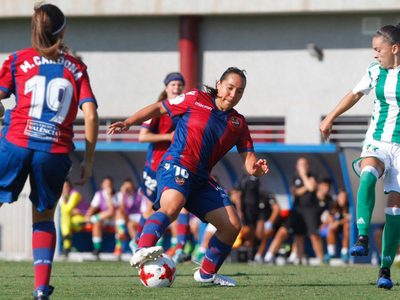 Ellas sí pueden vivir del futbol... pero en España