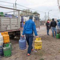 Los vecinos del Oeste neuquino sufren horas bajo el frío a la espera del camión garrafero