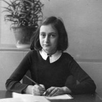 Historiadores muestran dudas sobre la supuesta traición de un notario judío a familia de Ana Frank