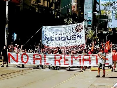Masiva movilización contra el remate y el desalojo de Cerámica Neuquén