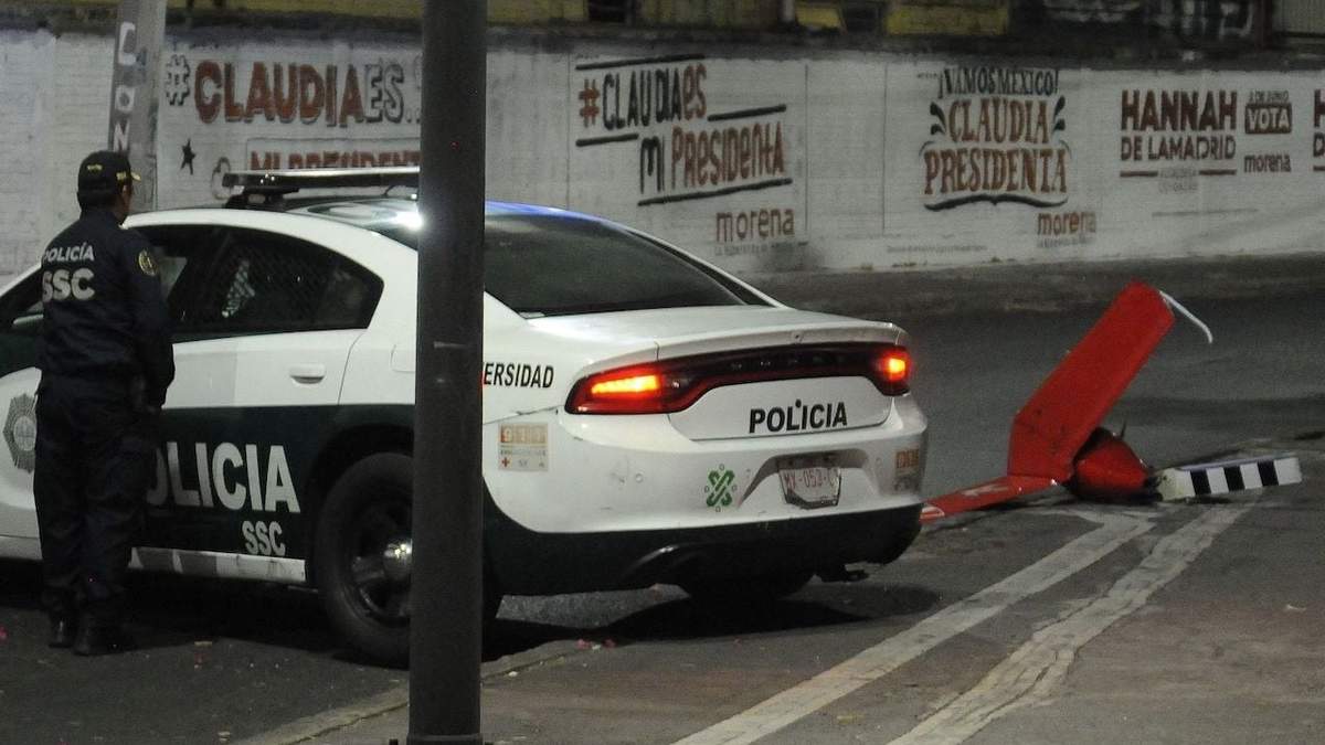 Una patrulla de la SSC vigila la cola del helicóptero caído en avenida del Imán