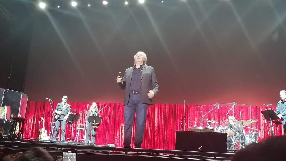 Serrat frente a la Alhóndiga de Granaditas
