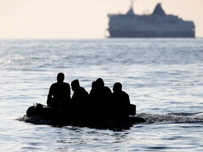 Más de 800 migrantes cruzaron el canal de la Mancha para llegar al Reino Unido: nuevo récord diario
