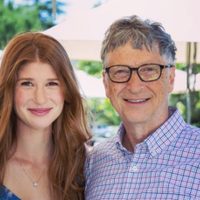 Jennifer Gates se vacuna contra covid-19 y se burla de teorías conspirativas sobre su padre Bill