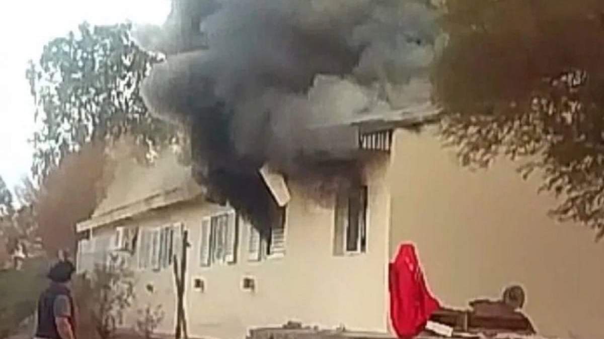 El momento de la trágica explosión e incendio de la escuela albergue de Aguada San Roque. Fuente (X)