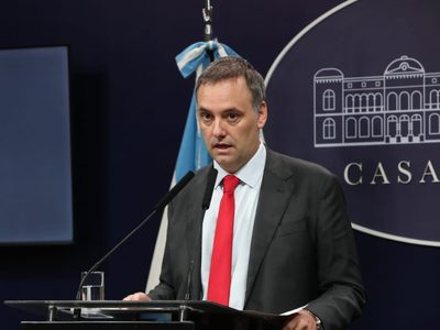 Desde el gobierno adelantaron que habrá más despidos estatales