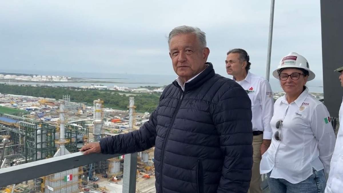 López Obrador en la refinería Olmeca, de Dos Bocas