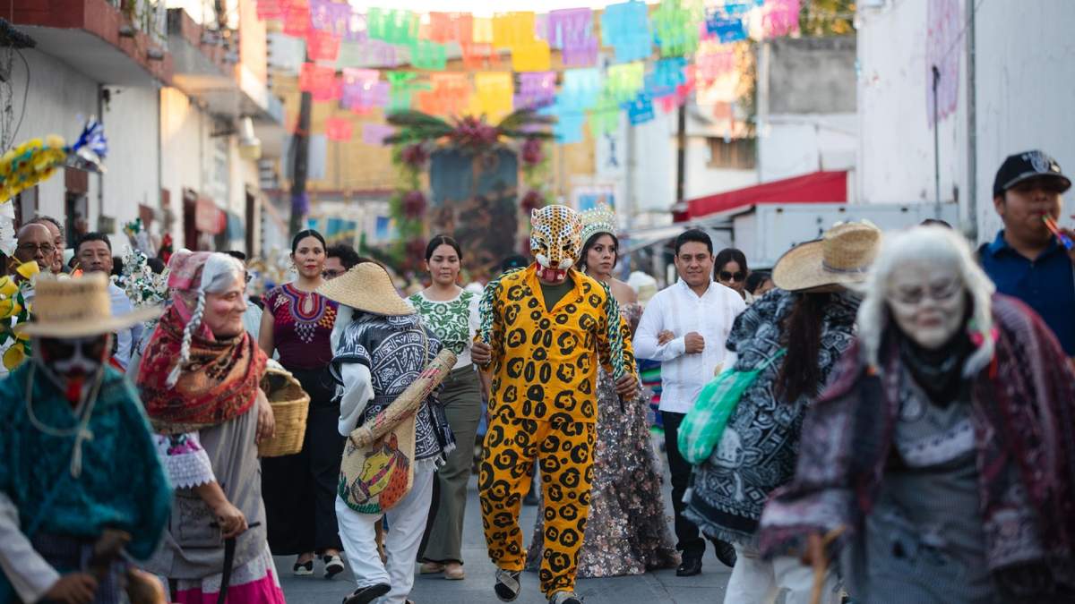 Danzantes en la apertura de la feria de Axochiapan