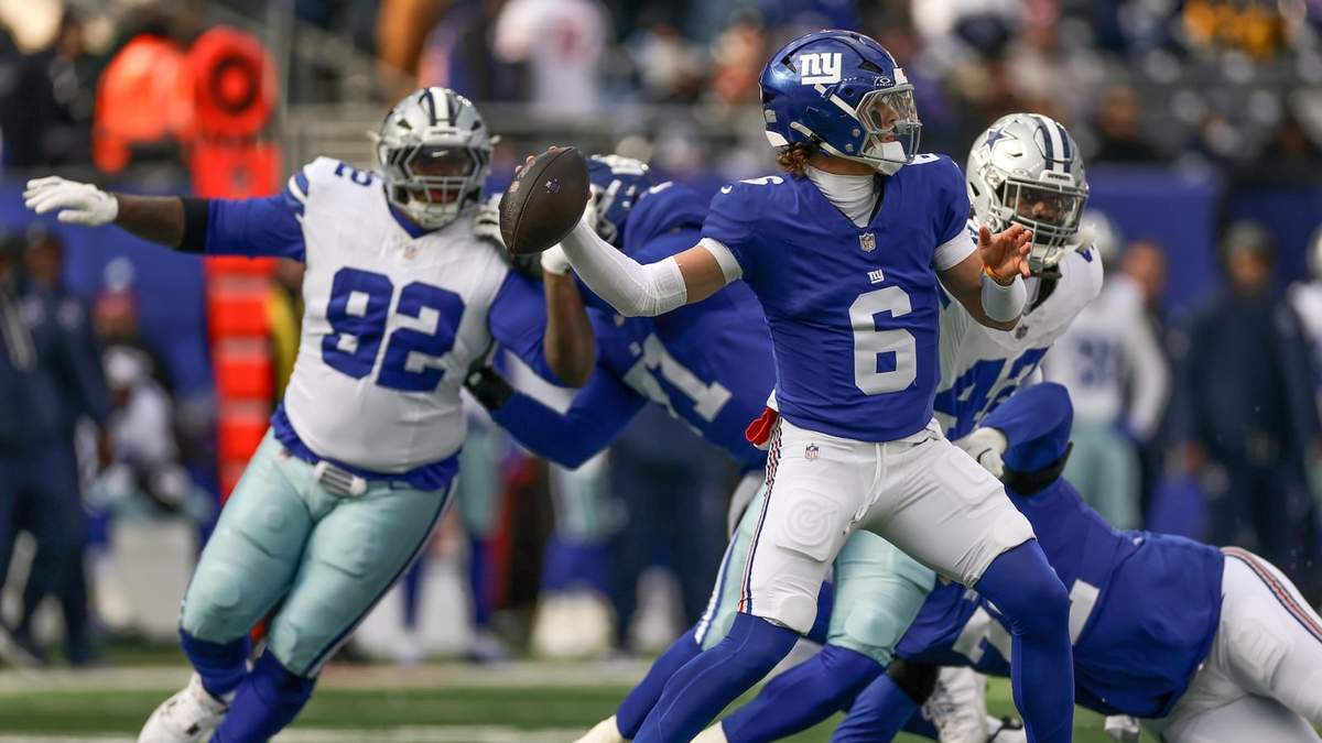 Jaxson Dart, quarterback de los Giants de Nueva York, pasa el balón frente a los Cowboys de Dallas durante el primer cuarto