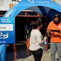 Conmovedor: una enfermera voluntaria vacunó a su bisabuela en Neuquén