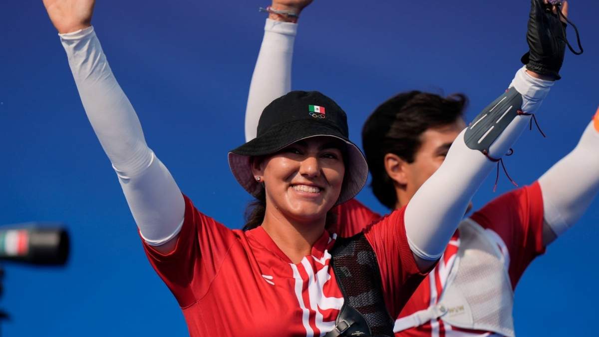 Alejandra Valencia, y Matías Grande, de México celebran su victoria sobre Brasil en la ronda eliminatoria del tiro con arco en la prueba por equipos mixtos, en París, Francia