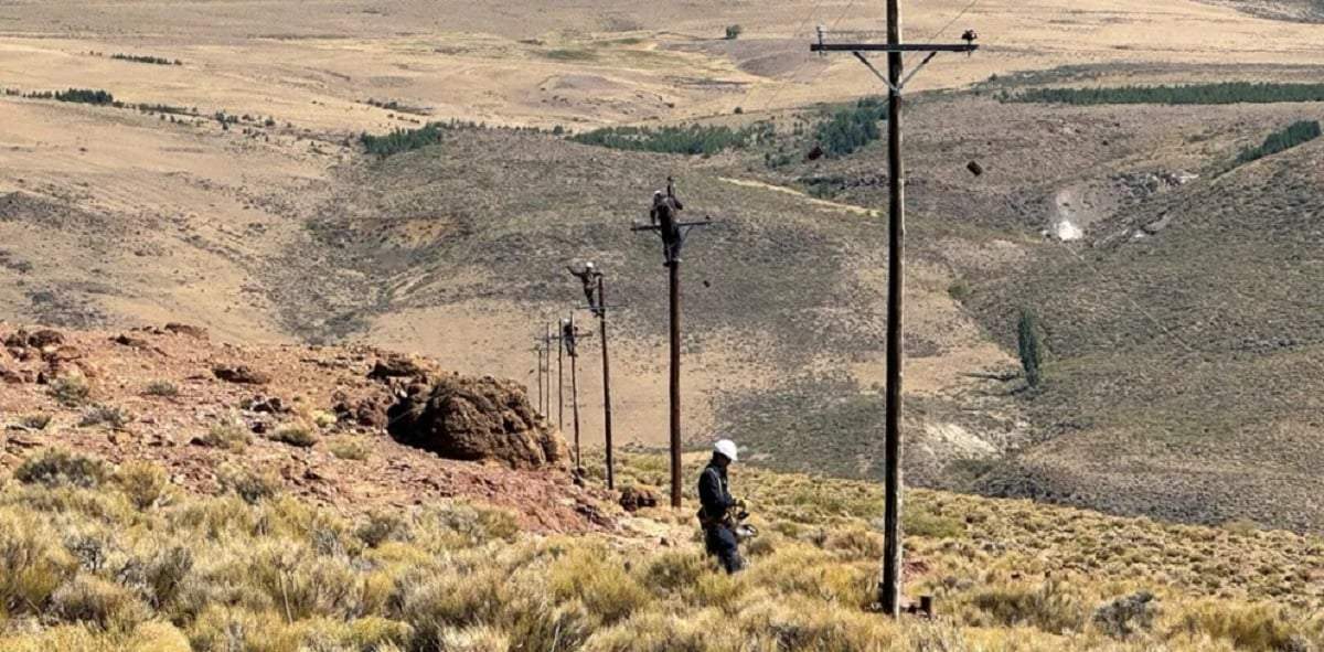Operarios del EPEN buscan restituir el servicio eléctrico. Fuente (Neuquén Informa)