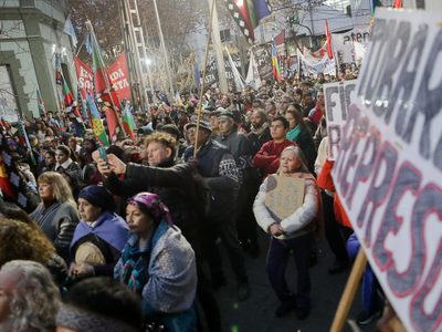 Organizaciones sociales y comunidades mapuches rechazaron el operativo policial frente a Casa de Gobierno
