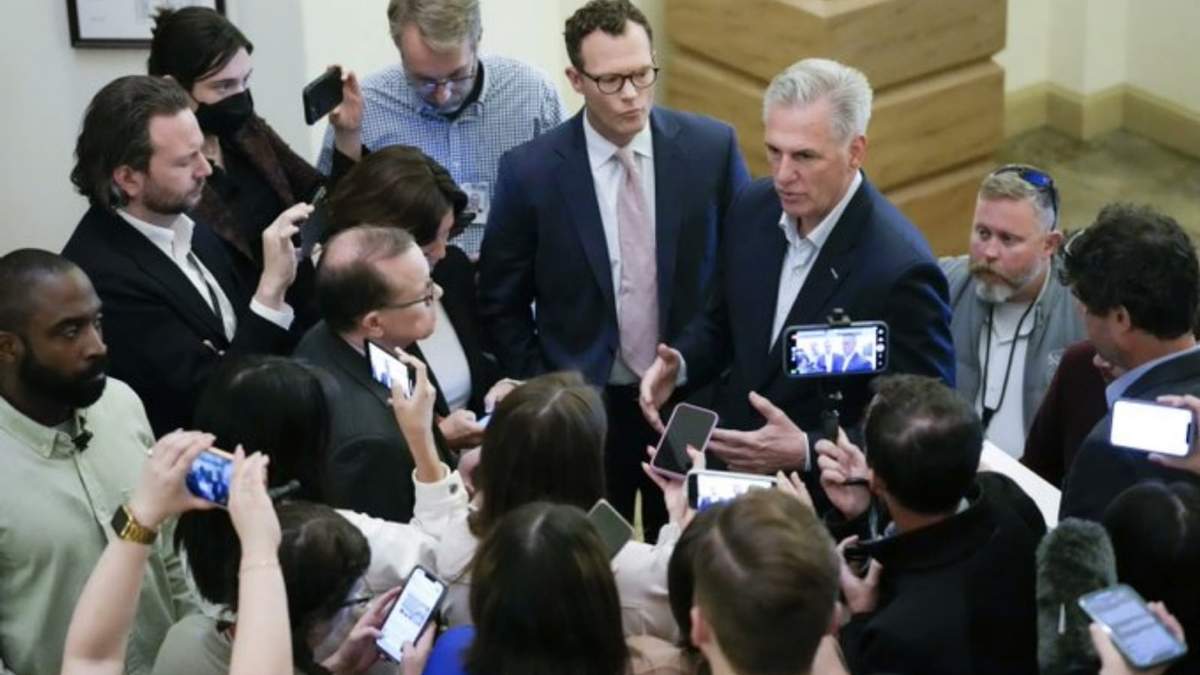 El presidente de la Cámara de Representantes, el republicano Kevin McCarthy, habla con la prensa sobre el estado de las negociaciones para elevar el tope del endeudamiento, en el Capitolio