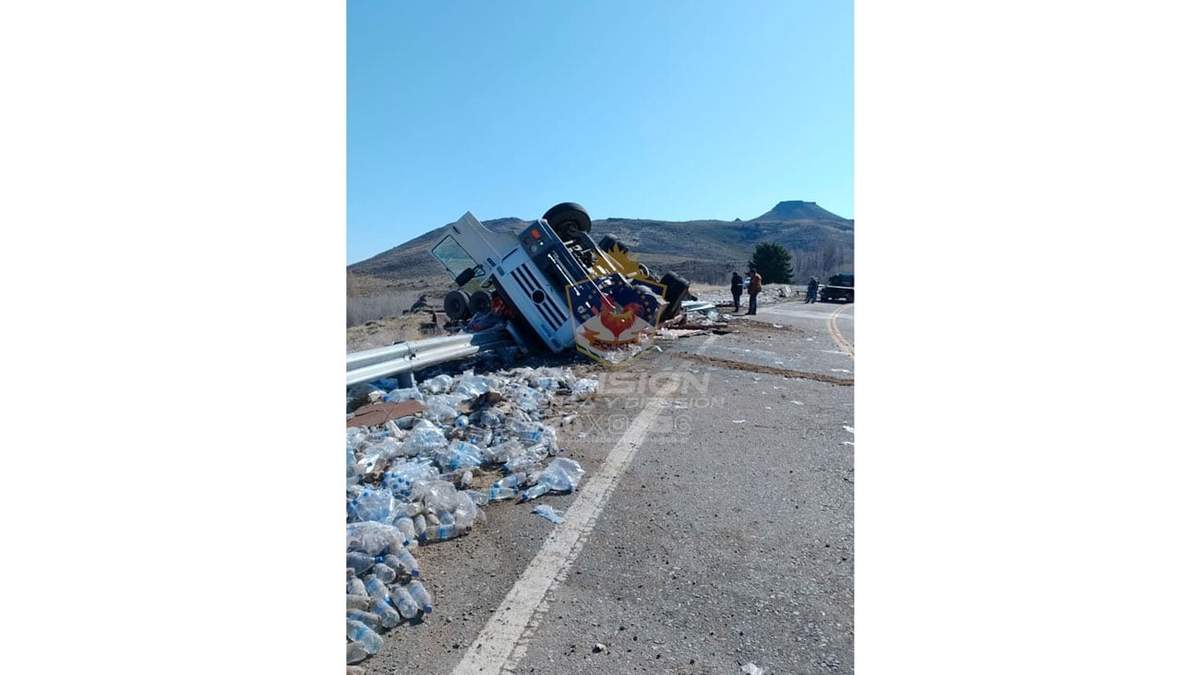 El camión perdió su estabilidad al tomar una curva. Fuente: (Policía de Neuquén)