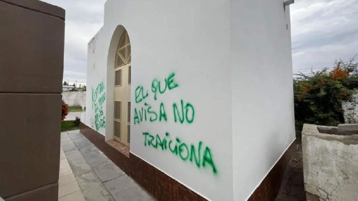 La pintada en el panteón de la familia materna del intendente de Zapala. Fuente: (Noticias Nqn)