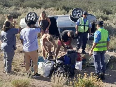 Una familia oriunda de Bahía Blanca volcó en la ruta 237 cuando viajaba a Villa la Angostura