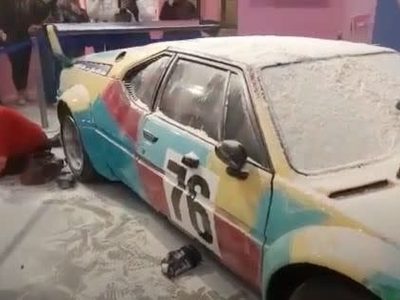 Activistas rocían de harina un coche diseñado por Andy Warhol como protesta ecologista (Video)