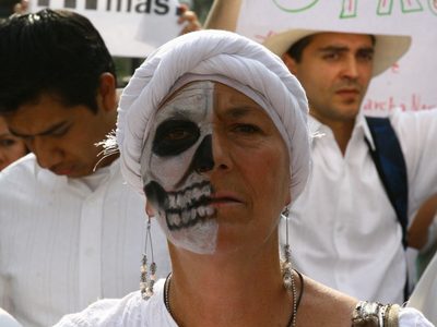 Julia Klug, la activista pro4T que recibe recursos de la Secretaría del Bienestar