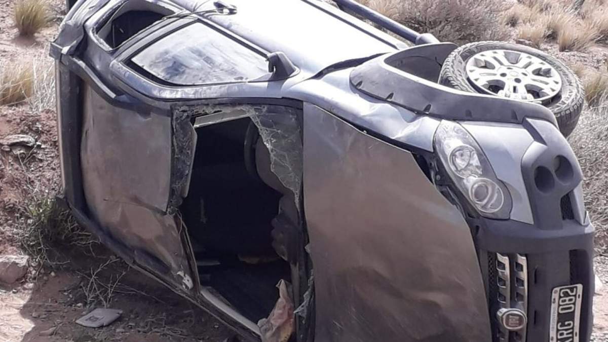 El vuelco se dio en la curva de ingreso a Plaza Huincul. Fuente: (Twitter)