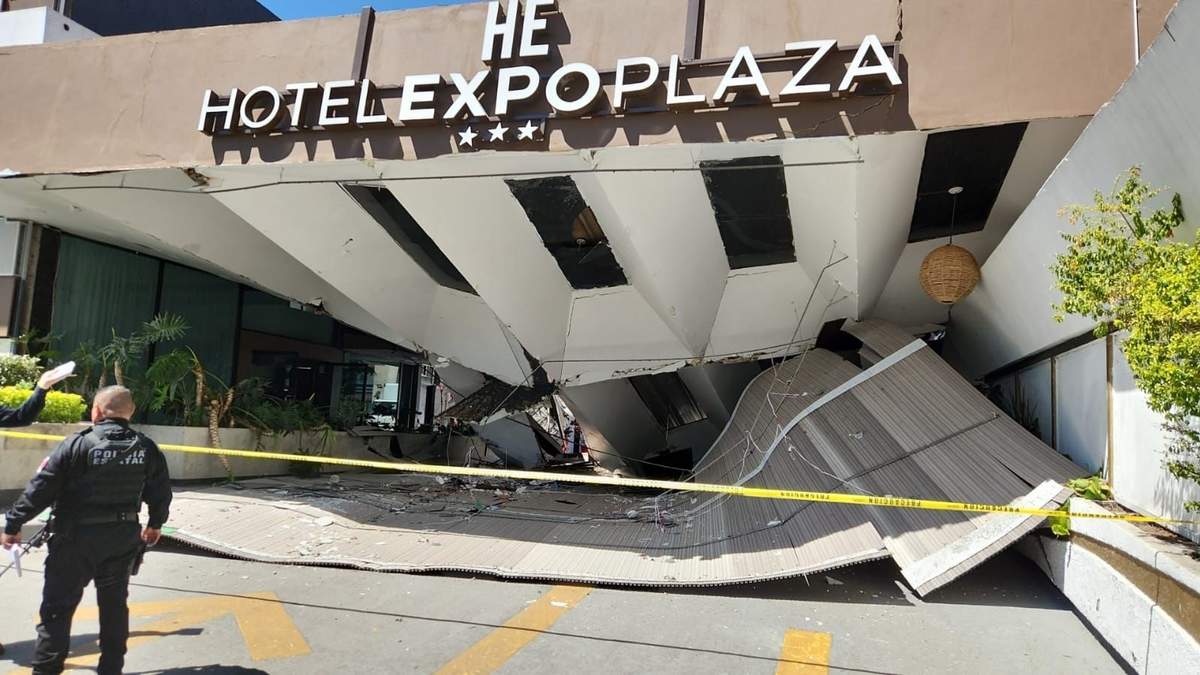 Techo colapsado del hotel Expo Plaza, en Zapopan, Jalisco