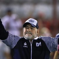 El último adiós: cerca de 25 familiares y amigos despidieron a Diego Maradona en el cementerio de Be