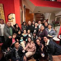 Rosario Robles festeja junto a familiares y amigos, luego de salir del penal de Santa Martha