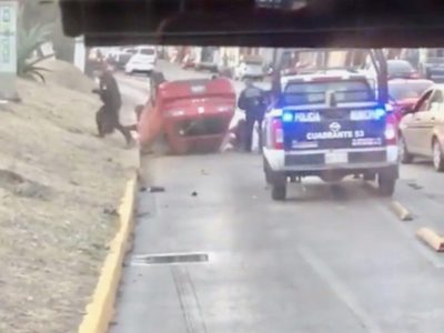 Policía se roba una mochila de un vehículo que se volcó en Ecatepec (Video)