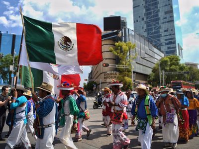 Wixárikas llegan a la CDMX tras recorrer 900 kilómetros; exigen restitución de tierras comunales