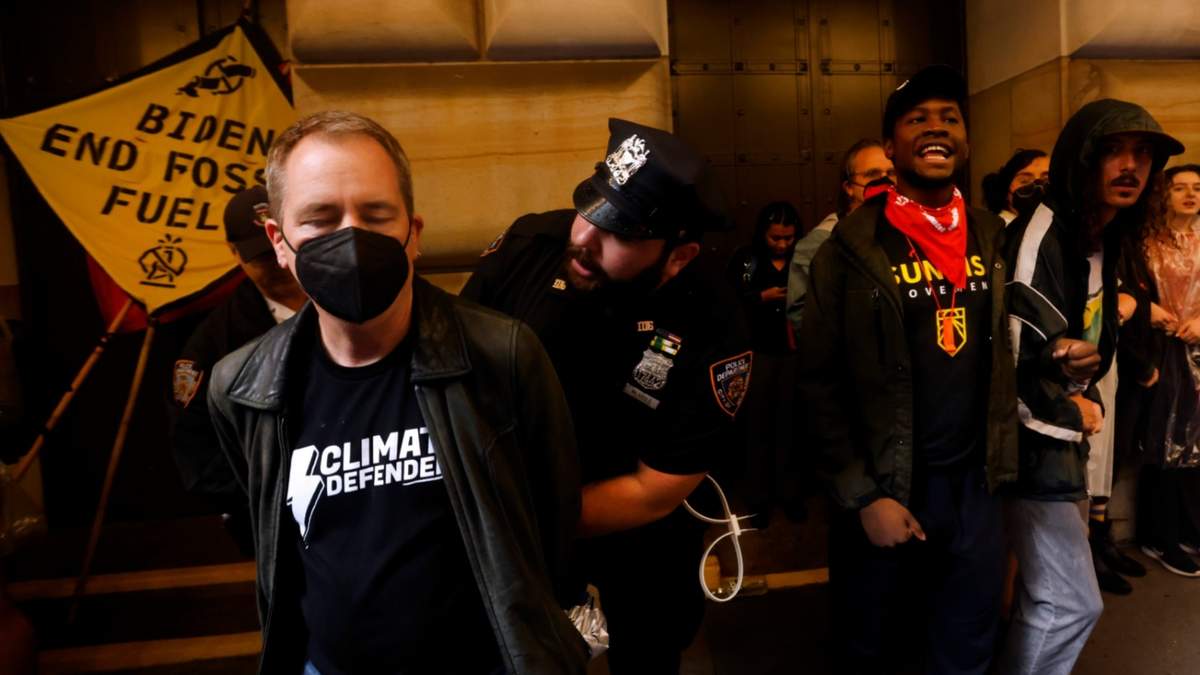 Activistas climáticos son detenidos luego de bloquear el Banco de la Reserva Federal de Nueva York para exigir el fin del uso de combustibles fósiles