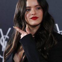 ¡Lo hizo otra vez! Rosalía estrenó videoclip y su peinado fue una de las tendencias de la moda
