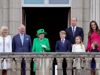 Isabel II cierra el Jubileo de Platino con aparición sorpresa en balcón del Palacio de Buckingham