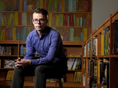 Bibliotecarios enfrentan sanciones, incluso prisión, por libros prohibidos en escuelas de EU
