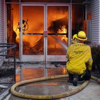 Incendios arden fuera de control en área metropolitana de Los Ángeles y causan cinco muertes