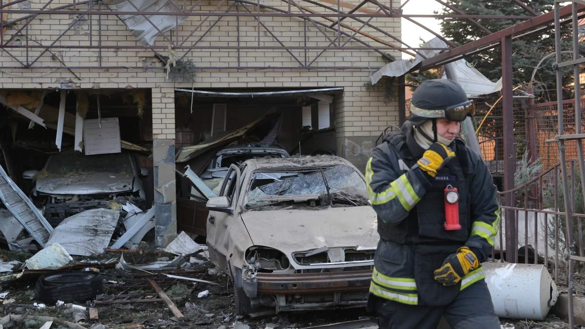 Una casa dañada por un ataque ruso en Zaporiyia, Ucrania