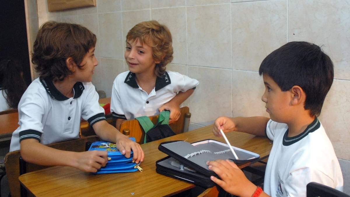 La ayuda escolar no exige tope de ingresos familiares. Fuente: (Twitter)