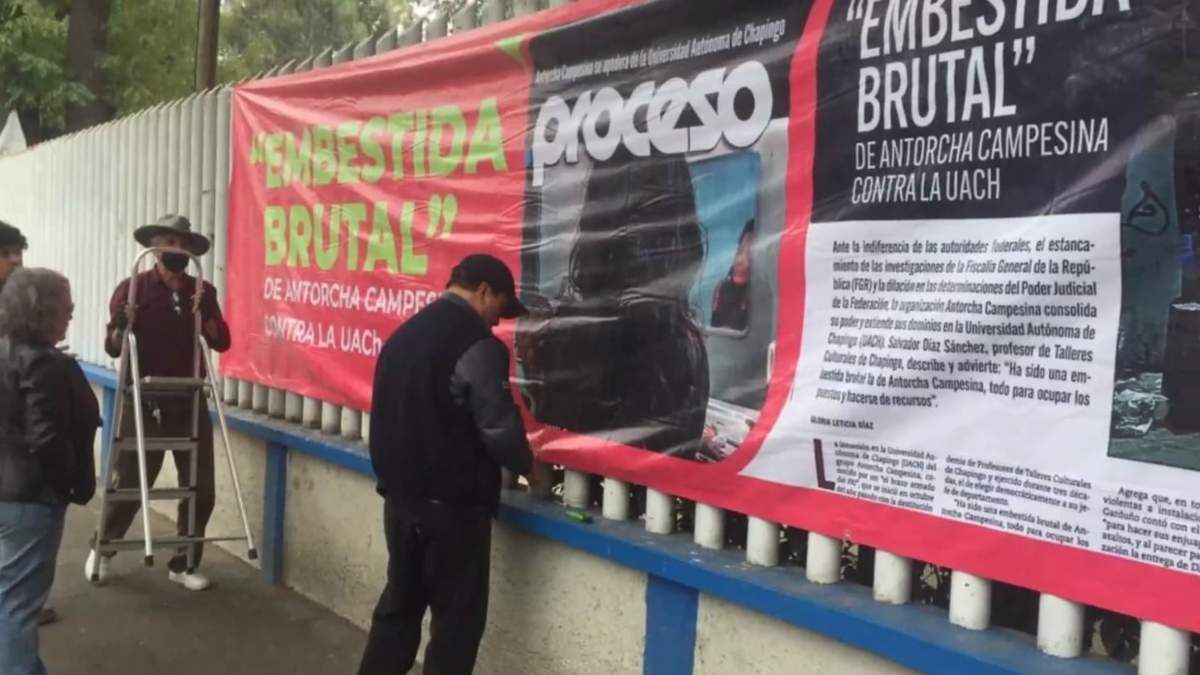 Personal de la UACH retiró la manta colocada por maestros desplazados, y que presentaba el reportaje publicado por Proceso