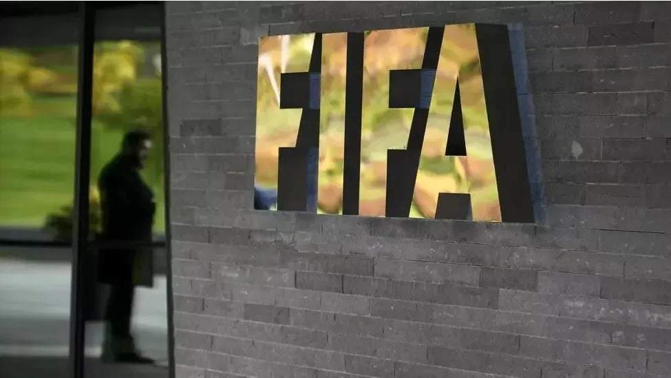 FIFA multa a dirigente venezolano con casi un millón de dólares por irregularidades financieras