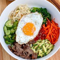 Preparate un Bibimbap Coreano Casero delicioso y fácil, con ingredientes simples y ese toque picante que le da toda la magia