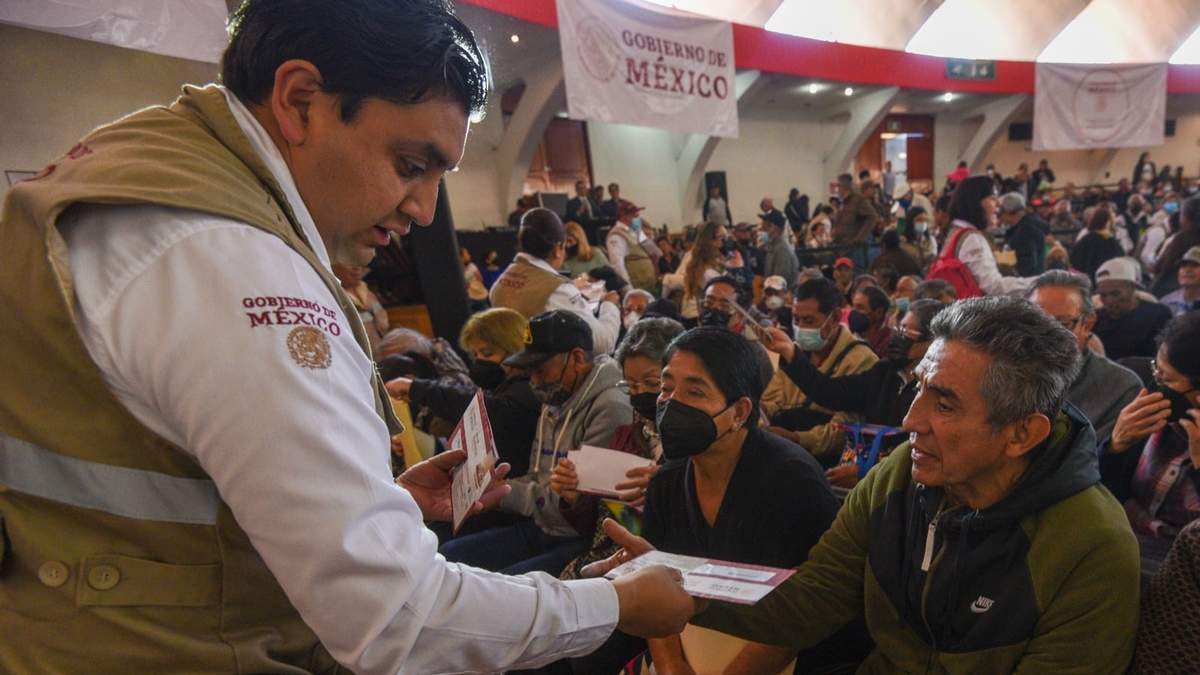 Entrega de tarjetas para el cobro de la pensión