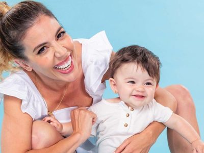 Más famosa que mamá: a pura sonrisa, Martina recibió regalos y así la retrató Virginia Gallardo