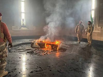 Rebeldes sirios prenden fuego a la tumba del padre de Al Assad