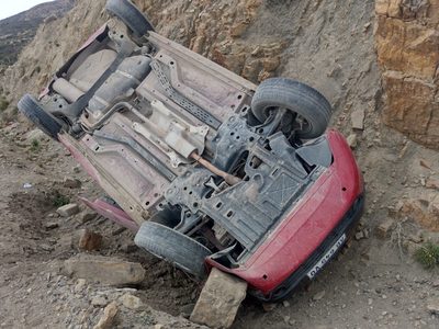 Un conductor volcó en Ruta 40, cerca de Chos Malal, y abandonó el auto