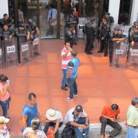 Bloquean maestros plazas comerciales en Tapachula