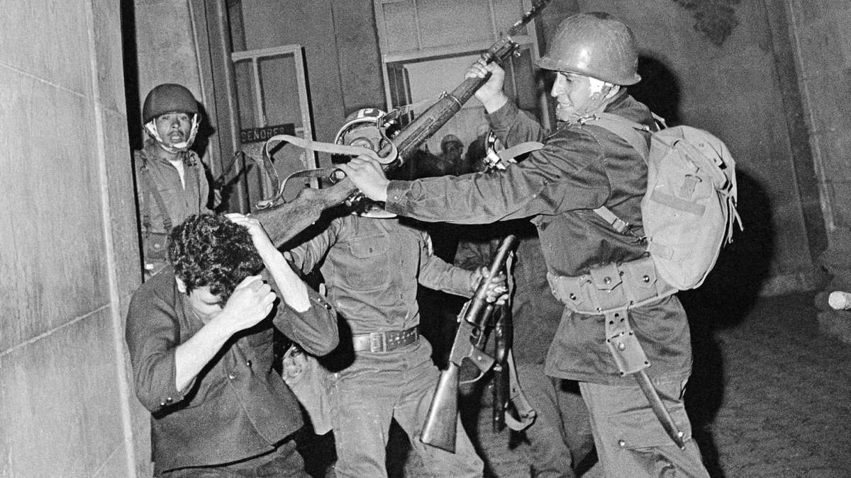Un oficial del Ejército mexicano golpea con la culata de un rifle a un manifestante estudiantil en la Ciudad de México, el 29 de julio de 1968
